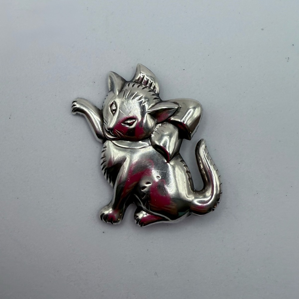 Adorable kitty cat sterling silver
Pin